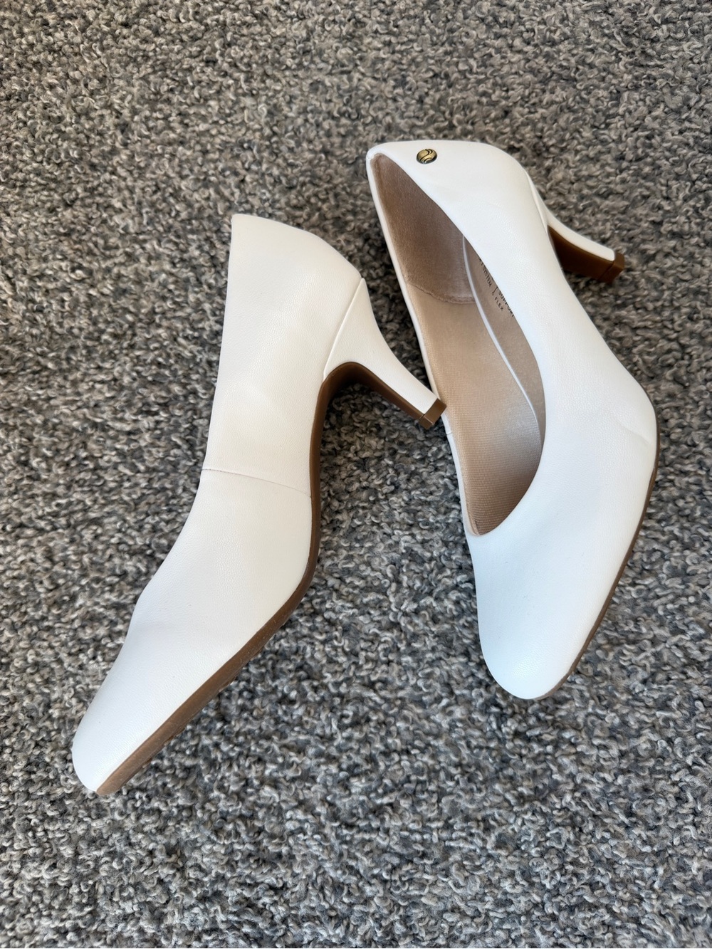 Life Stride Women's White Pumps - Picture 4 of 13